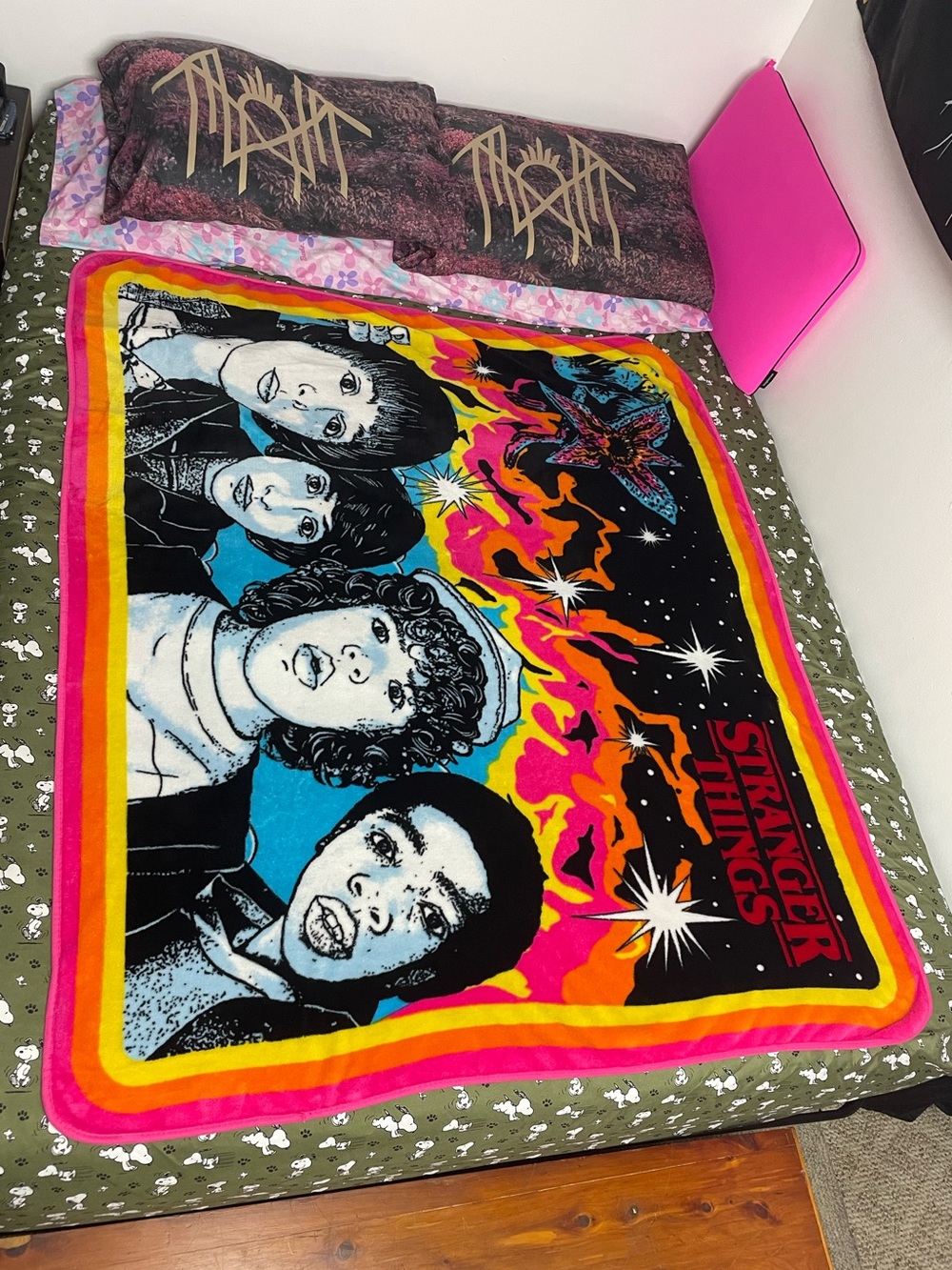 Rare Netflix Loungefly Stranger Things Blanket Plush Throw Colorful